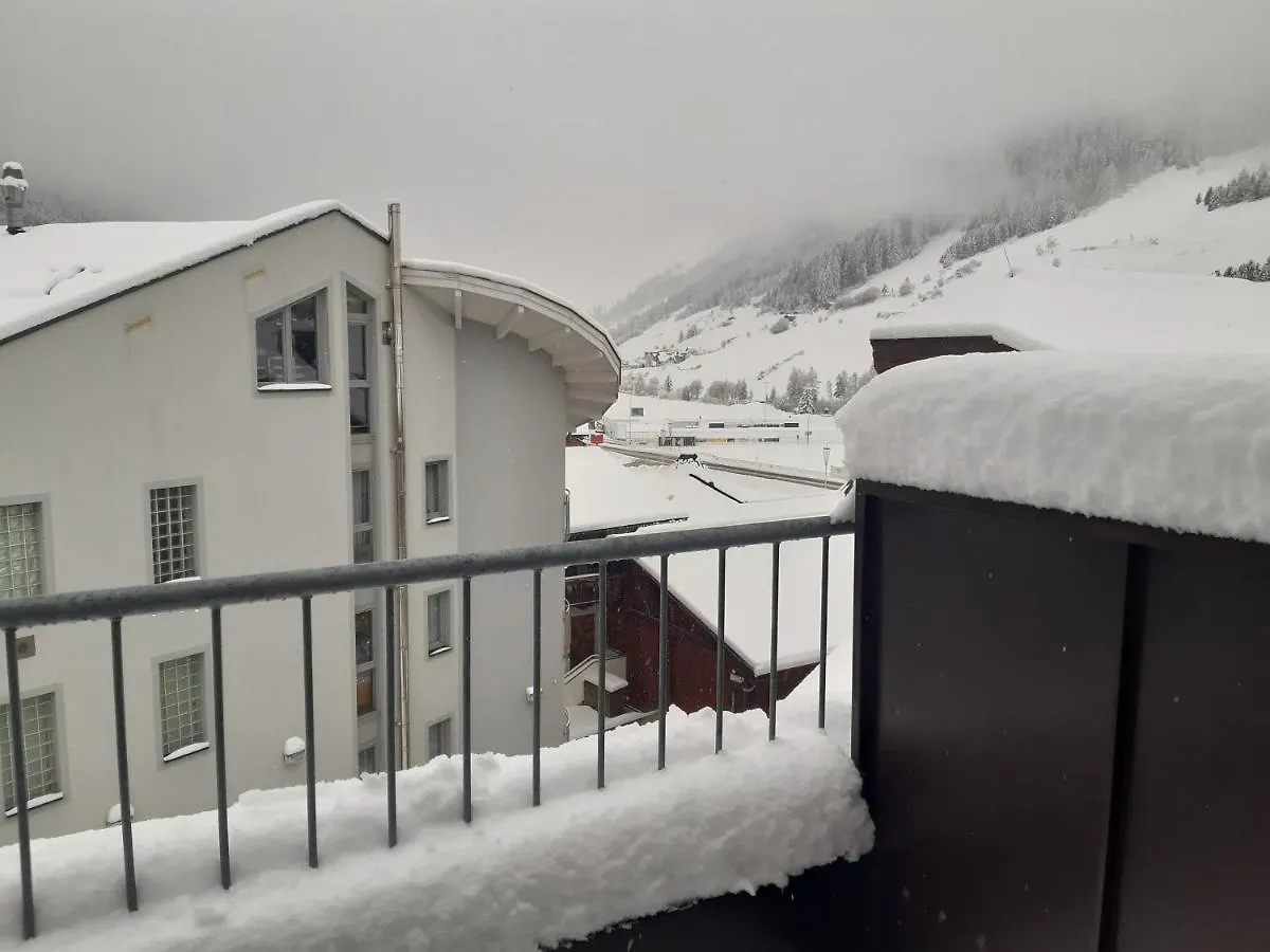アパートホテル Appartement Chesa Monte イシュグル
